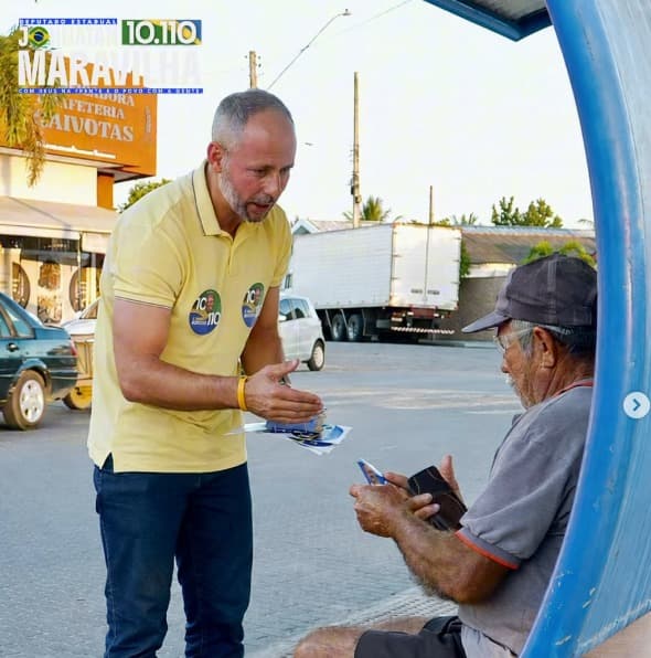 Johnatan Maravilha conversando com um morador na rua